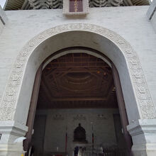 長い階段を登りきると蒋介石の像がある建物につきます