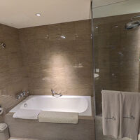 バスタブと別にシャワーブース付き