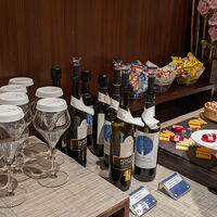 ラウンジで17時からのティニーアワーでお酒も飲めます