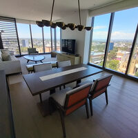 Club Suiteのリビング。ダイニングテーブルもあり快適