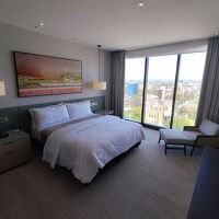 ベッドルーム。部屋の広さの割にベッドは普通。柔らかめ。