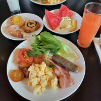 朝食。ビュッフェ形式ですが、毎日同じメニュ。