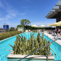 プールは5階。雰囲気は良いが、ちょっと狭い。