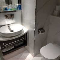 狭いバスルーム