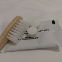 竹製の歯ブラシとタブレットの歯磨き