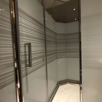 シャワーブースの回転式ドア