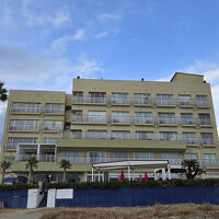御宿海岸から見た5階建てのホテル
