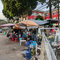 ホテル前の公立病院と屋台