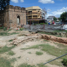 地面が掘り返されて発掘調査？しているのだろうか