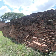 門から続くレンガ積みの壁