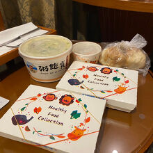 小籠包とえび炒飯。紙の容器に入ってました。