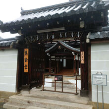 集会堂の武家門