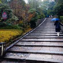 御影堂への段差が低い方の階段