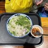海鮮系練り物が載った人気の麺の店