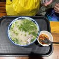 海鮮系練り物が載った人気の麺の店
