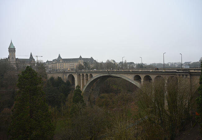 別名ニューブリッジと呼ばれる巨大な石のアーチ橋