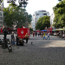 広場で音楽演奏が行われていました