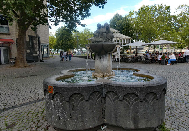 名称は魚市場ですが、現在、広場で魚類は売られていません