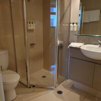 固定シャワーのみのシャワーブース。シャンプー類は髪バリバリに