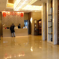 フロント　左側ドア外には喫煙所あり