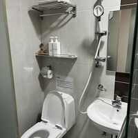 シャワーを使うと水浸しになります