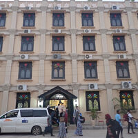 ホテルの外観を正面から撮影