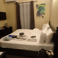 物が散乱してますがベッド