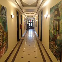 廊下には絵が飾ってあります