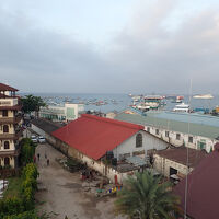 屋上食堂からの眺望。遠くタンザニア本土が見える？