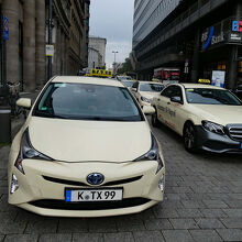 ケルン中央駅前で客待ちしていたタクシー