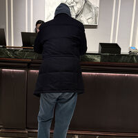 チェックアウトをするうちの人。