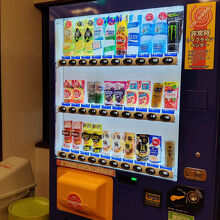 帳場前のドリンク自販機はリーズナブルな価格