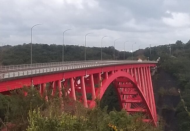 鮮やかな赤い橋は的矢湾展望台から見よう