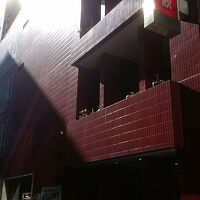 上野駅前なので便利です。赤い色の外観が特徴的。