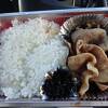 レトロを通り越してよくわからないレトロ自販機で昼食をいただく