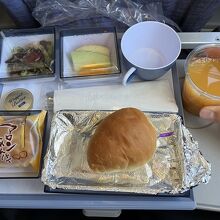 往路の機内食。