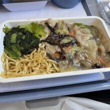 アルミのふたの中身のあんかけ焼きそば。