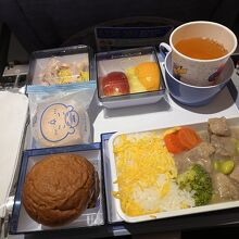 慌てて食べた復路の機内食。