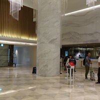 ロビーも大理石で高級感あります。