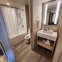 深めバスタブ、可動式シャワー