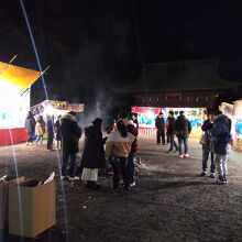 屋台が出ていて賑やかだった