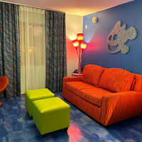 赤いソファがベッドになります。