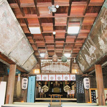 本殿へ繋がる絵画が奉納