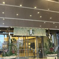 門松が飾られたエントランス