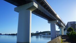 たくさんの船がこの下を通るので