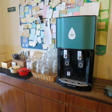 カトラリーと水のコーナー