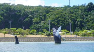 沖合に作られた鯨のオブジェ