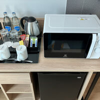 このサイズの客室にめずらしい電子レンジ、中長期滞在者用ですね