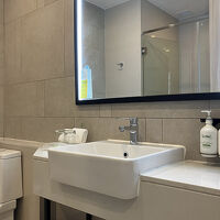 バスルームはシャワーのみですが、熱いお湯が使えます