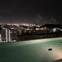 酔い覚ましにプールに行くと、プラント工場群が輝いています